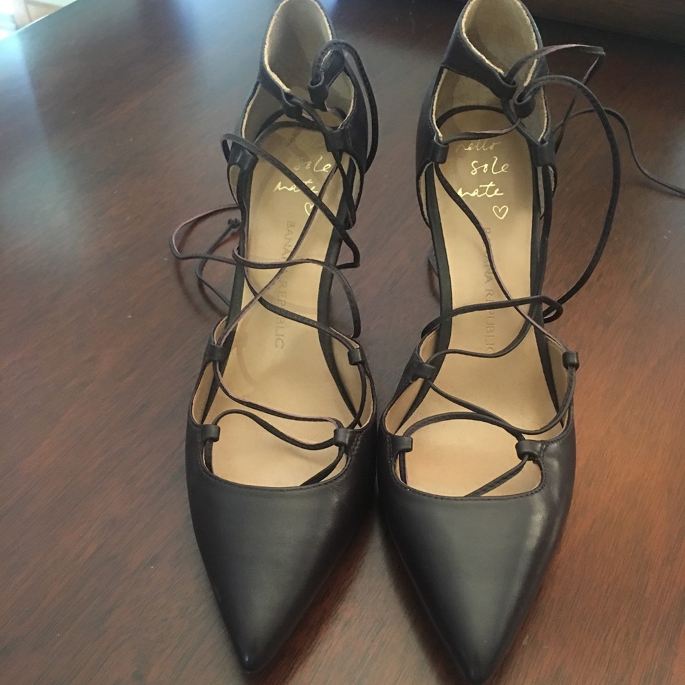 Banana Republic Lace up pumps 8.5  dark burgundy